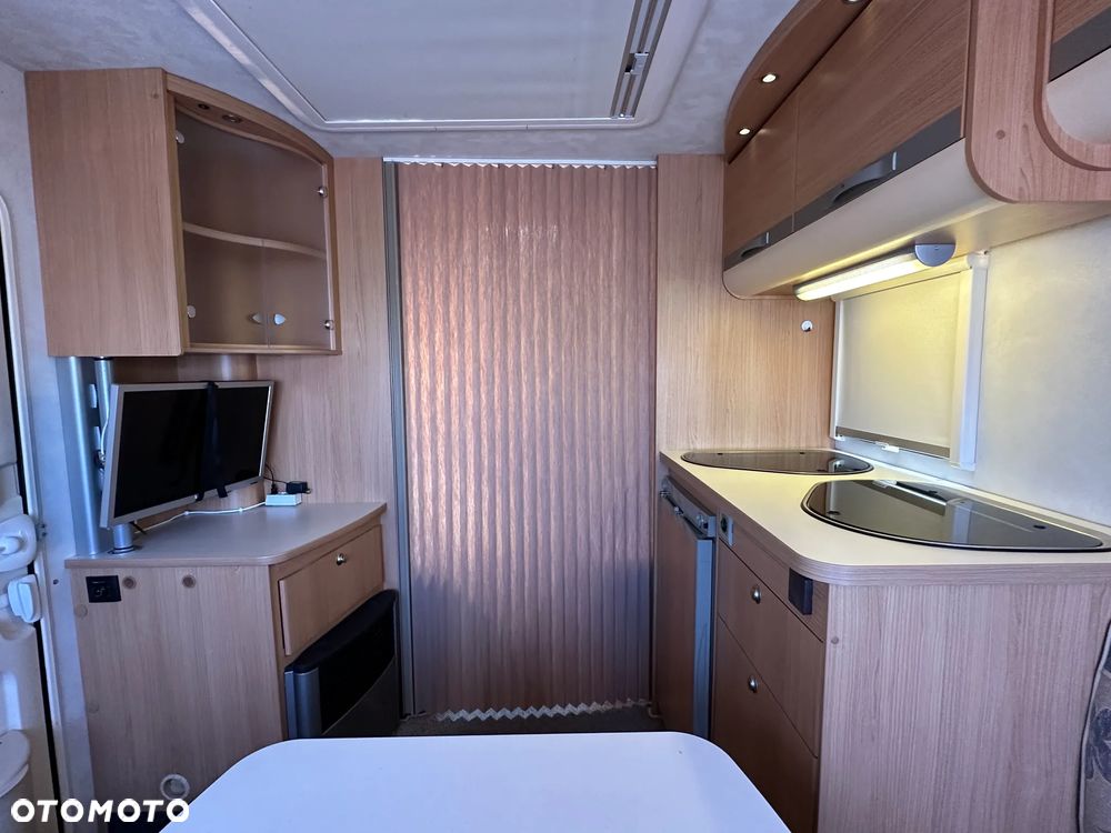 Adria ADORA 542 UT z napędem, nową markizą i dużą łazienką. - 23