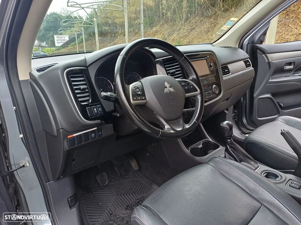 Mitsubishi Outlander 2.2 DI-D Instyle Navi 4WD - 17