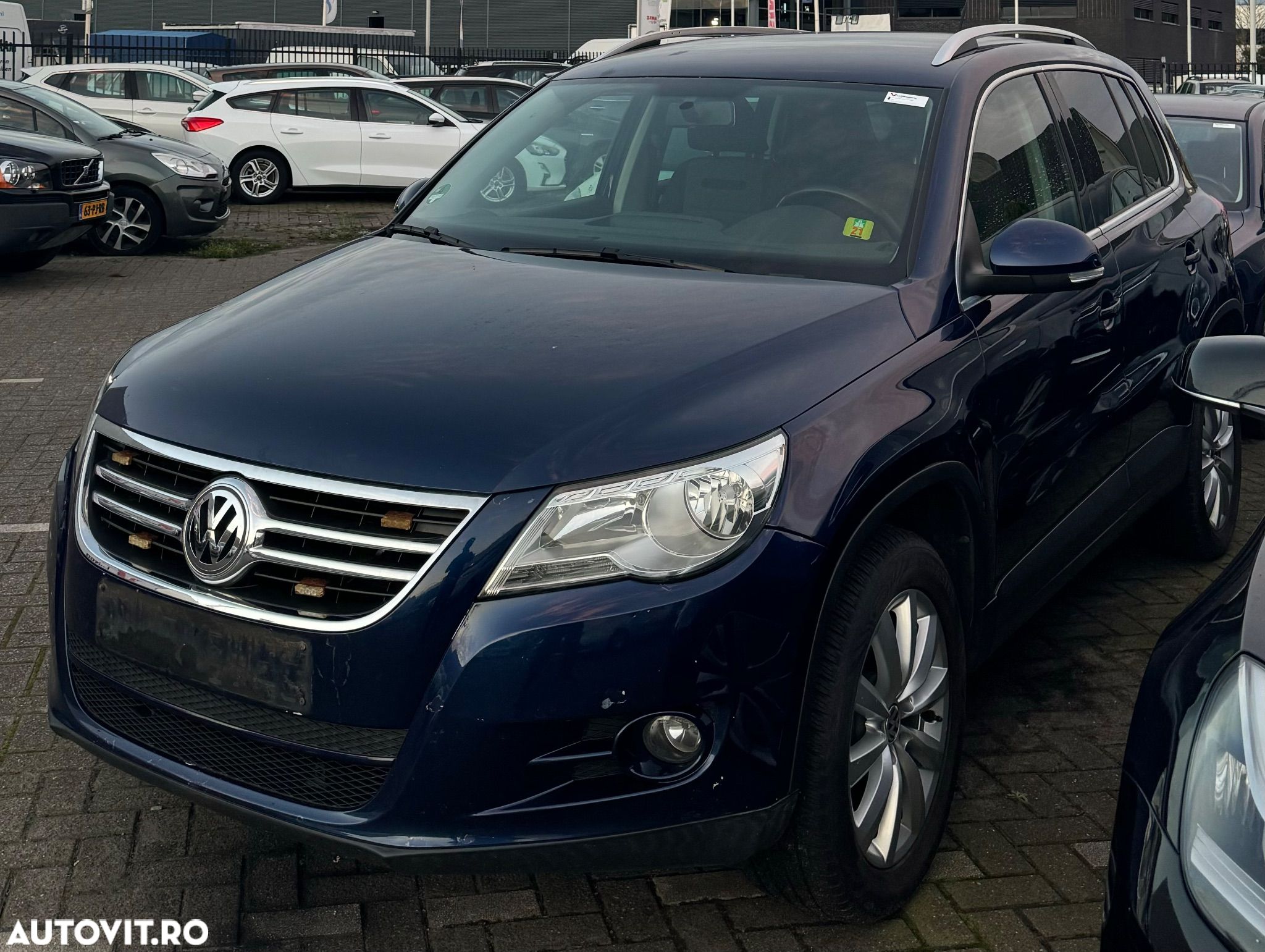 Volkswagen Tiguan - 1
