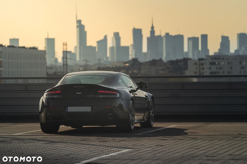 Aston Martin V12 Vantage Carbon Black - 32