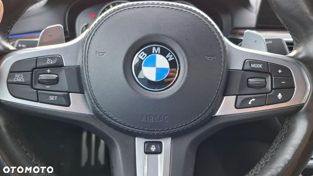 BMW Seria 5 M550i xDrive - 22