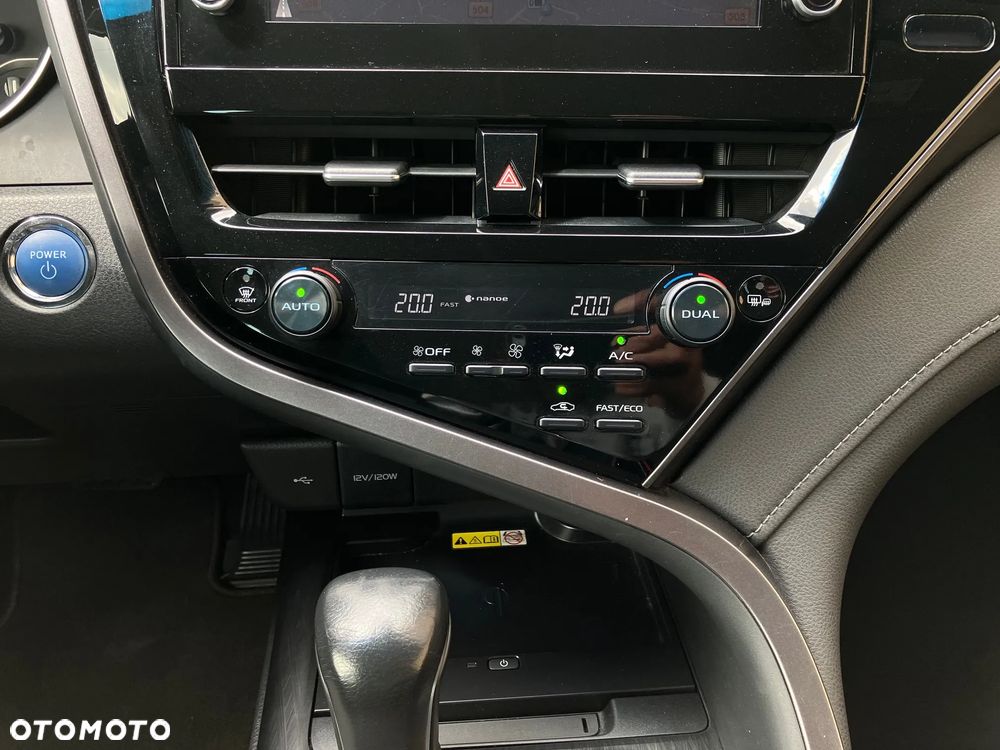 Toyota Camry 2.5 Hybrid Executive CVT - 32