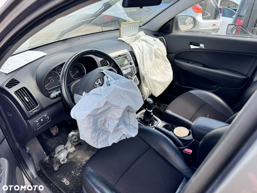 HYUNDAI I30 2011 *SAMOCHÓD NA CZĘŚCI* 5692 STEEL GRAY MASKA, LAMPA, DRZWI, LUSTERKO, ZDERZAK, GRILL, BŁOTNIK, KLAPA, BELKA, DESKA, FOTELE, KANAPA, ĆWIARTKA KIEROWNICA, TARCZE, ZACISKI, ZAWIESZENIE, KOMPLETNY PRZÓD, KOMPLETNY TYŁ, LICZNIK, ZEGARY, PRAWE LEWE PRZÓD TYŁ - 3