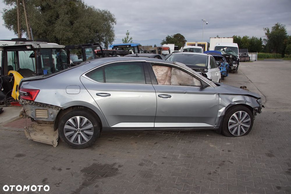 Auto na części - Skoda Superb III Lift 1.5 TSI 150 KM DPCA UEU LF7M 2021R Silnik Skrzynia Drzwi Szyba Lampa Klamka Deska Kokpit Sterownik Moduł Licznik Wyświetlacz Kierownica - 3