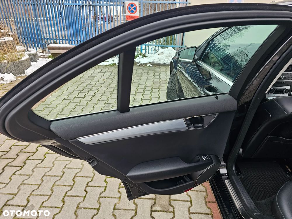 Mercedes-Benz Klasa C 180 CGI BlueEFFICIENCY Avantgarde - 22
