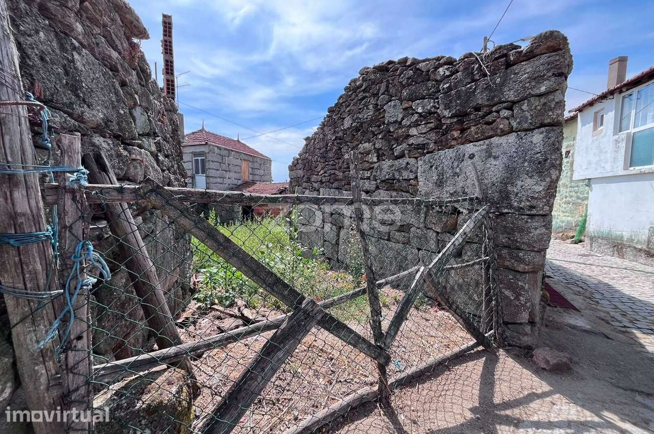 Terreno Urbano Construtível com Ruína em Pedra | Paradela de Monfor... - Grande imagem: 3/7