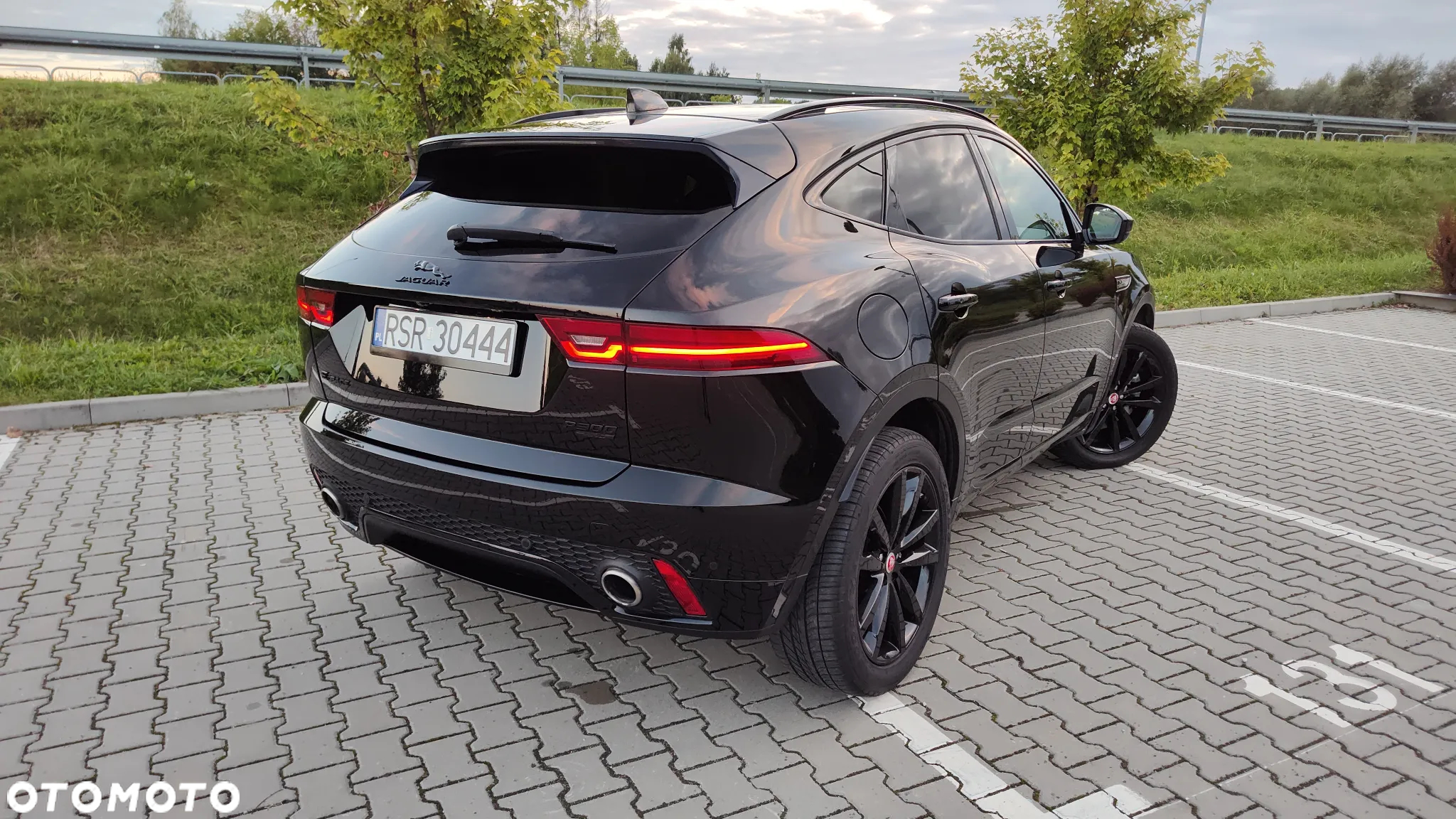 Jaguar E-Pace P300 AWD R-Dynamic SE - 4