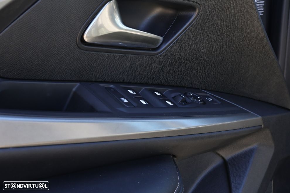 Peugeot 5008 1.2 Hybrid Allure e-DCS6 - 18
