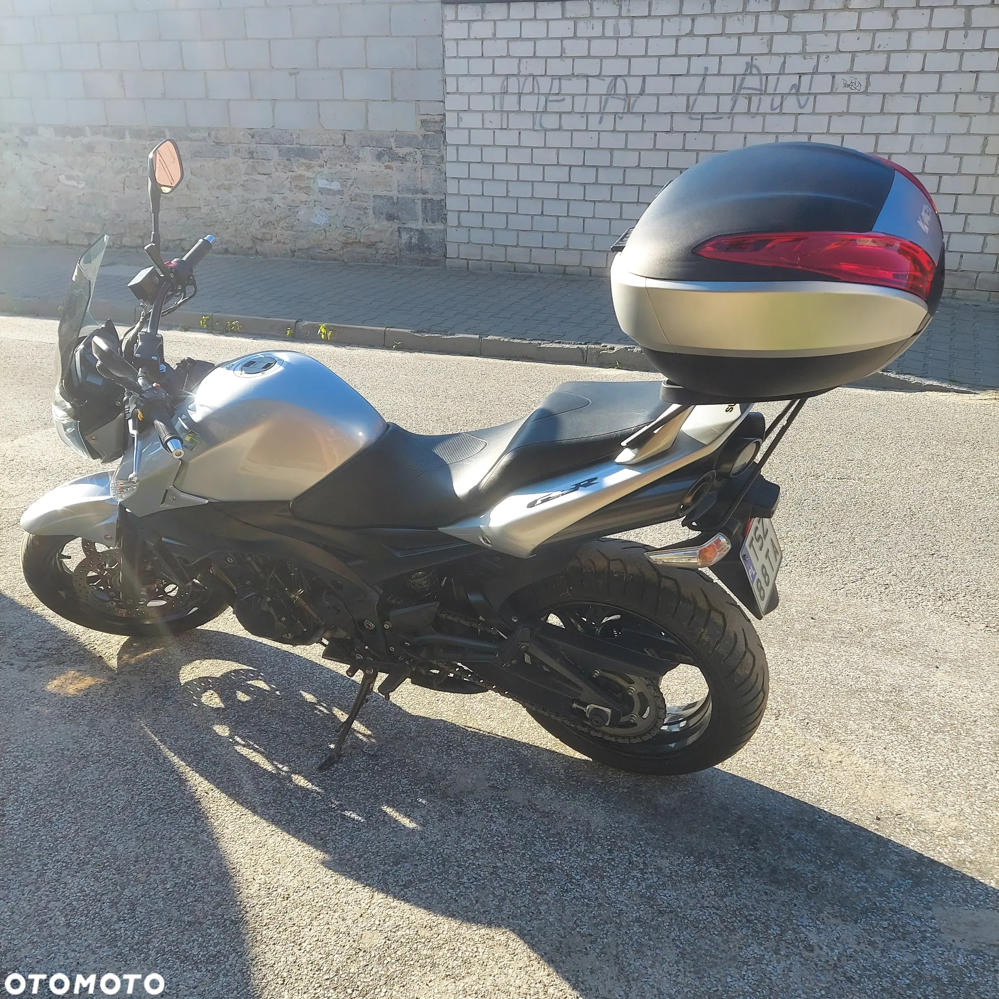 Suzuki GSR - 6