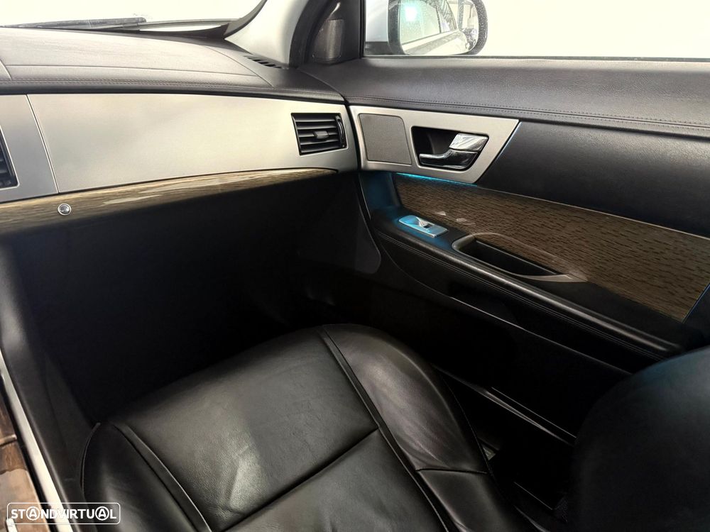 Jaguar XF 2.2 D Premium Luxury - 21