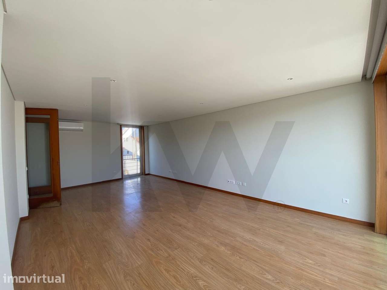 Moradia T4 para arrendamento com garagem e varanda - Grande imagem: 2/29