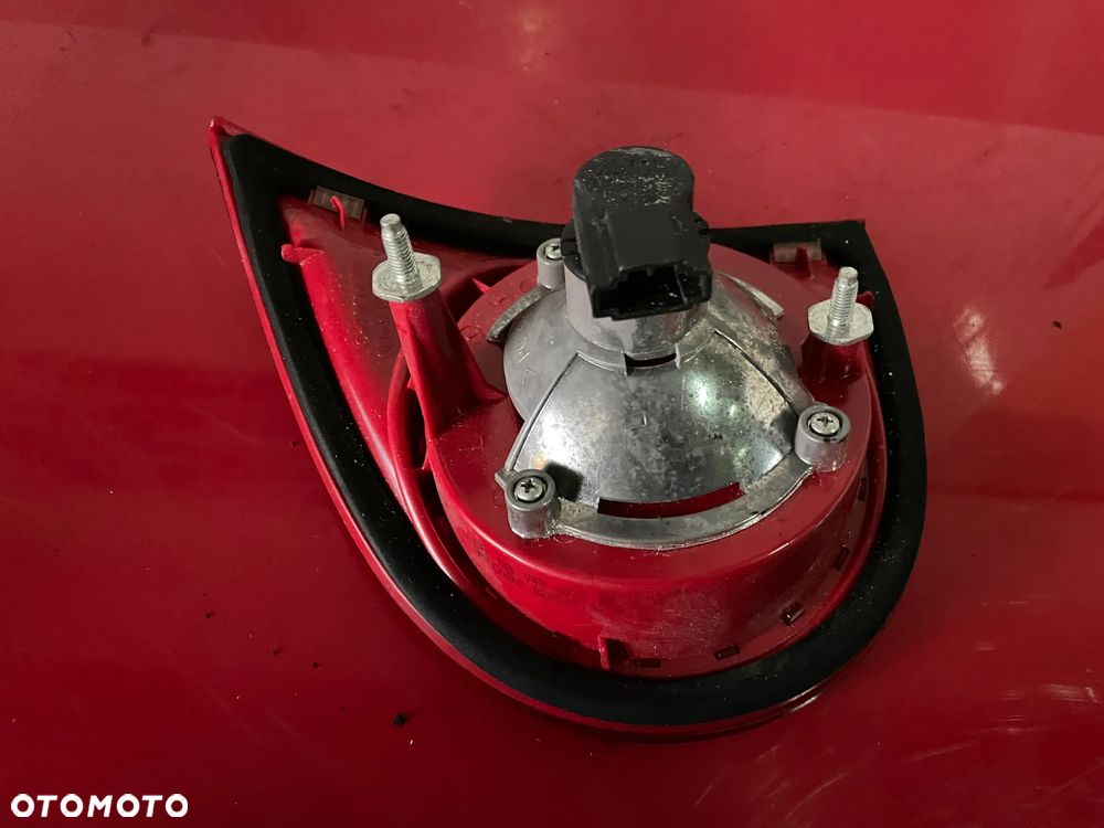 LAMPA TYŁ W KLAPĘ VOLKSWAGEN GOLF V - 2