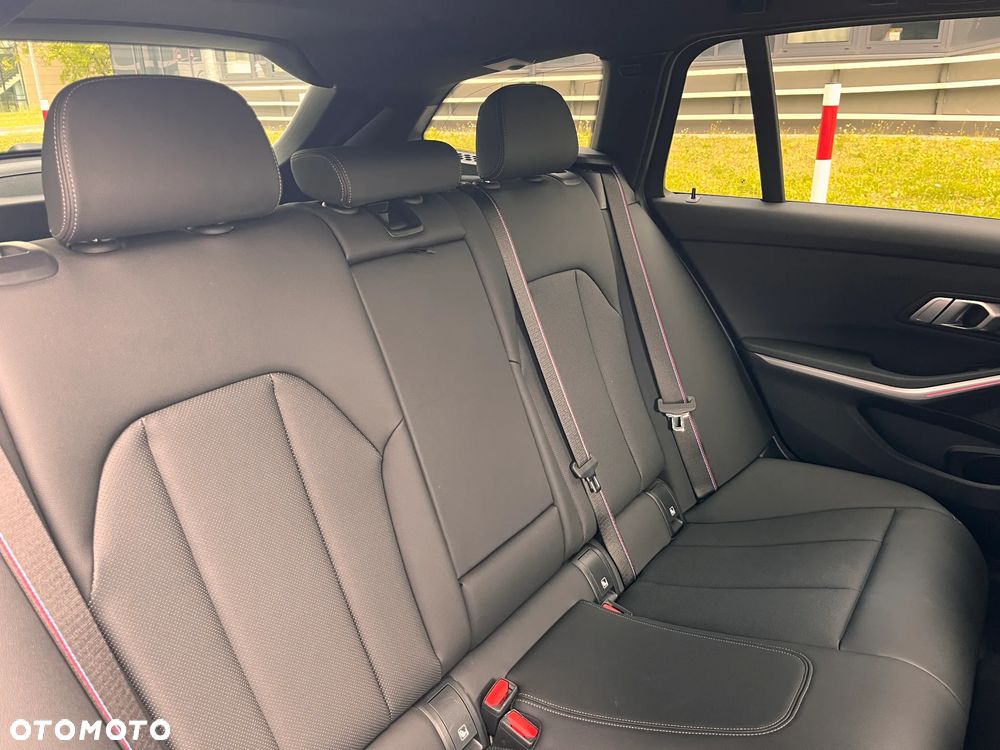 BMW Seria 3 330i xDrive M Sport sport - 31