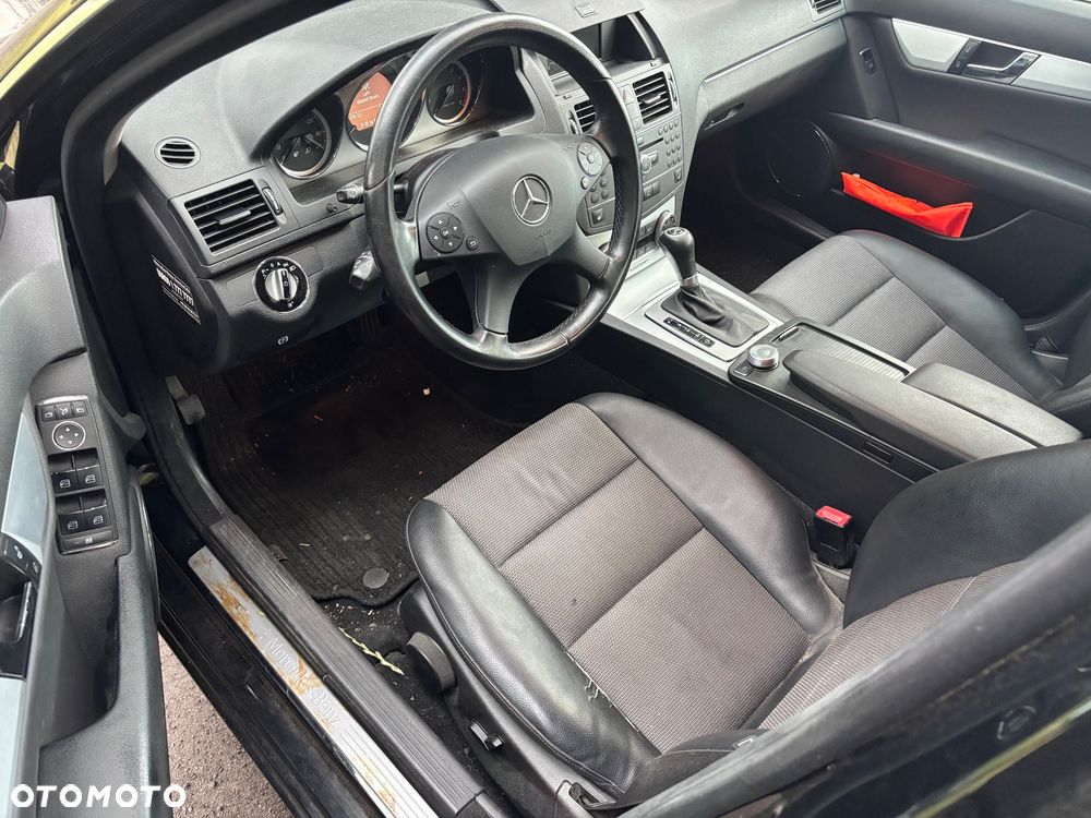Mercedes-Benz Klasa C 180 CGI Automatik BlueEFFICIENCY Avantgarde - 27