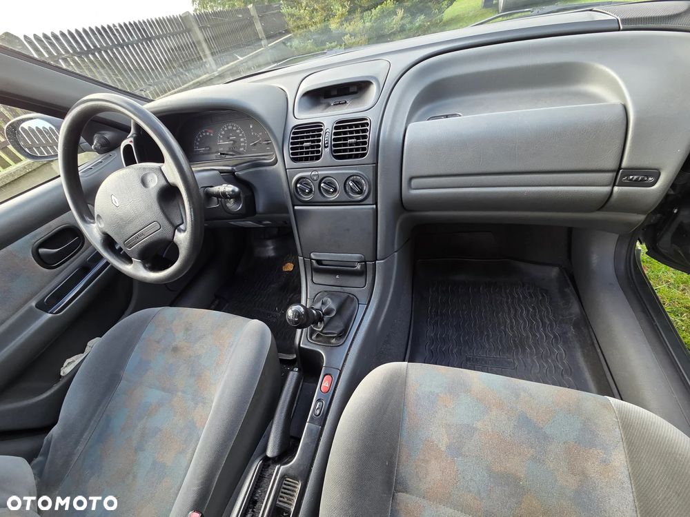 Renault Laguna 1.8 RN - 10