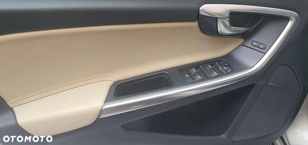 Volvo V60 D2 Summum - 32