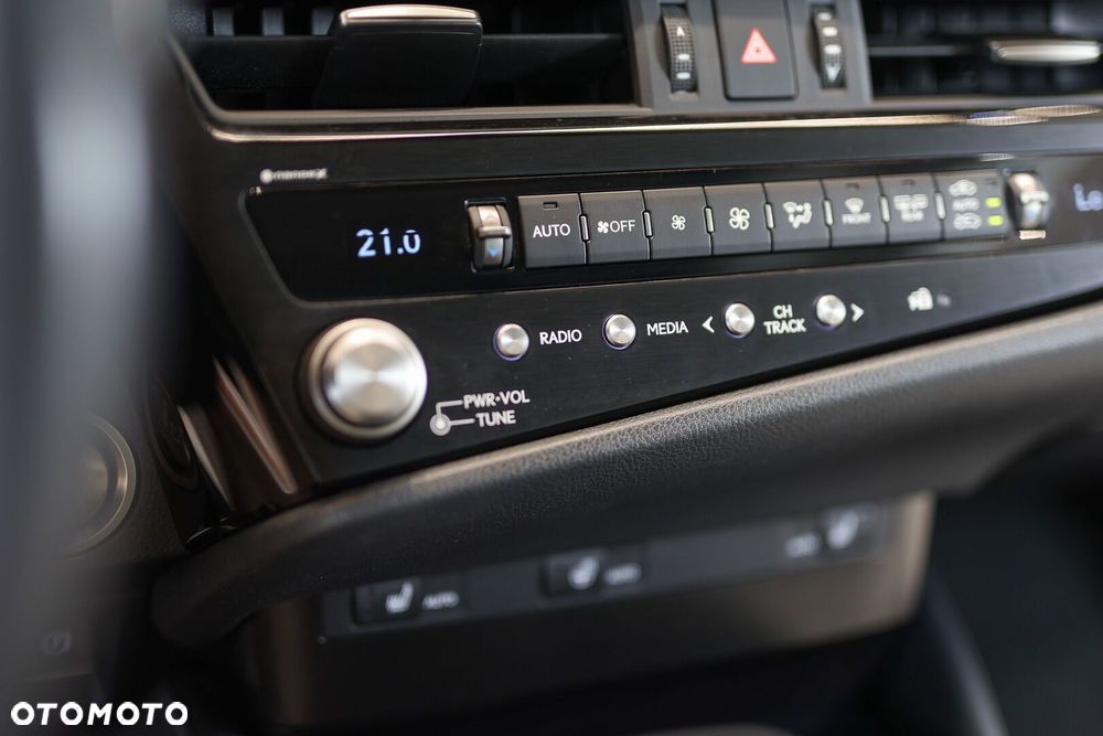Lexus ES 300h Business Edition - 31
