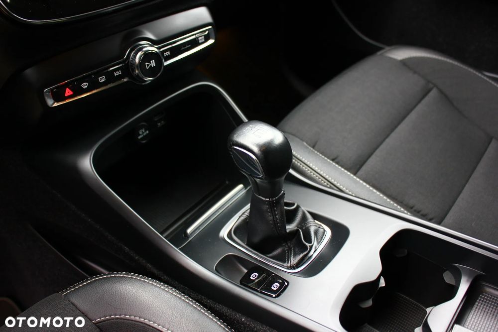Volvo XC 40 T3 Momentum Pro - 29