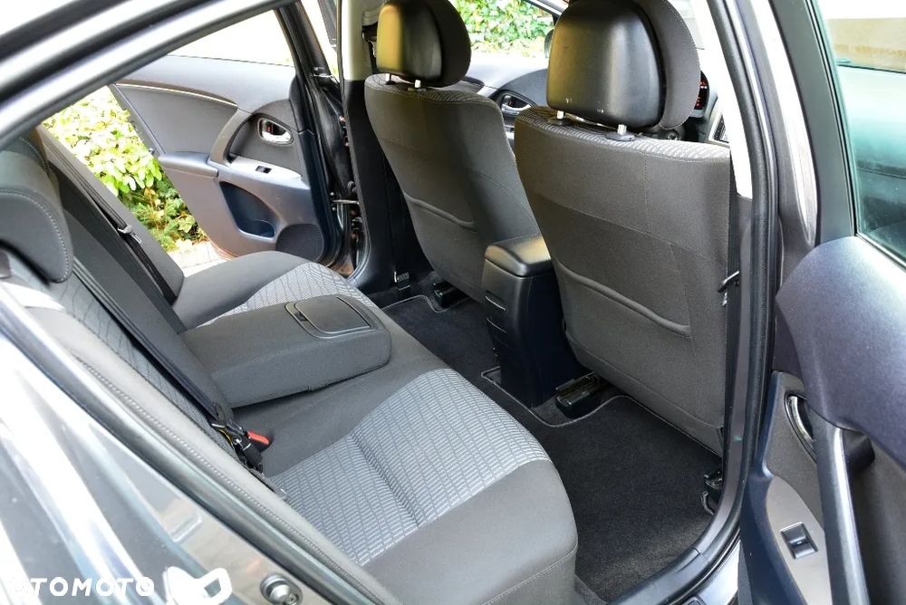 Toyota Avensis 1.8 Sol plus NAVI - 19