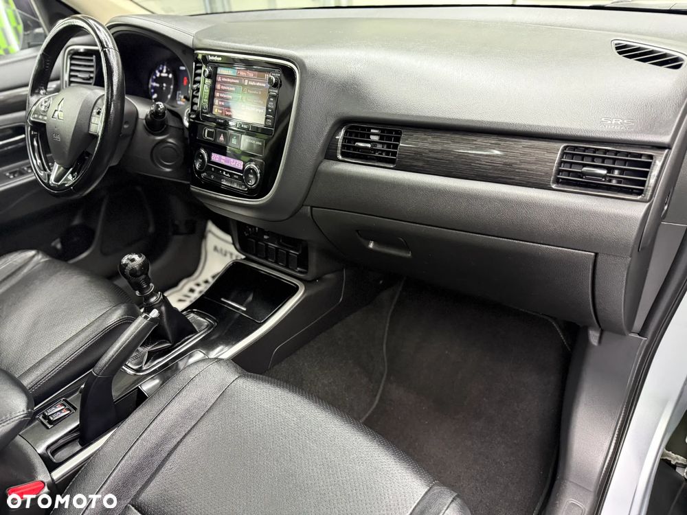 Mitsubishi Outlander 2.2 DI-D 4WD Intense - 32