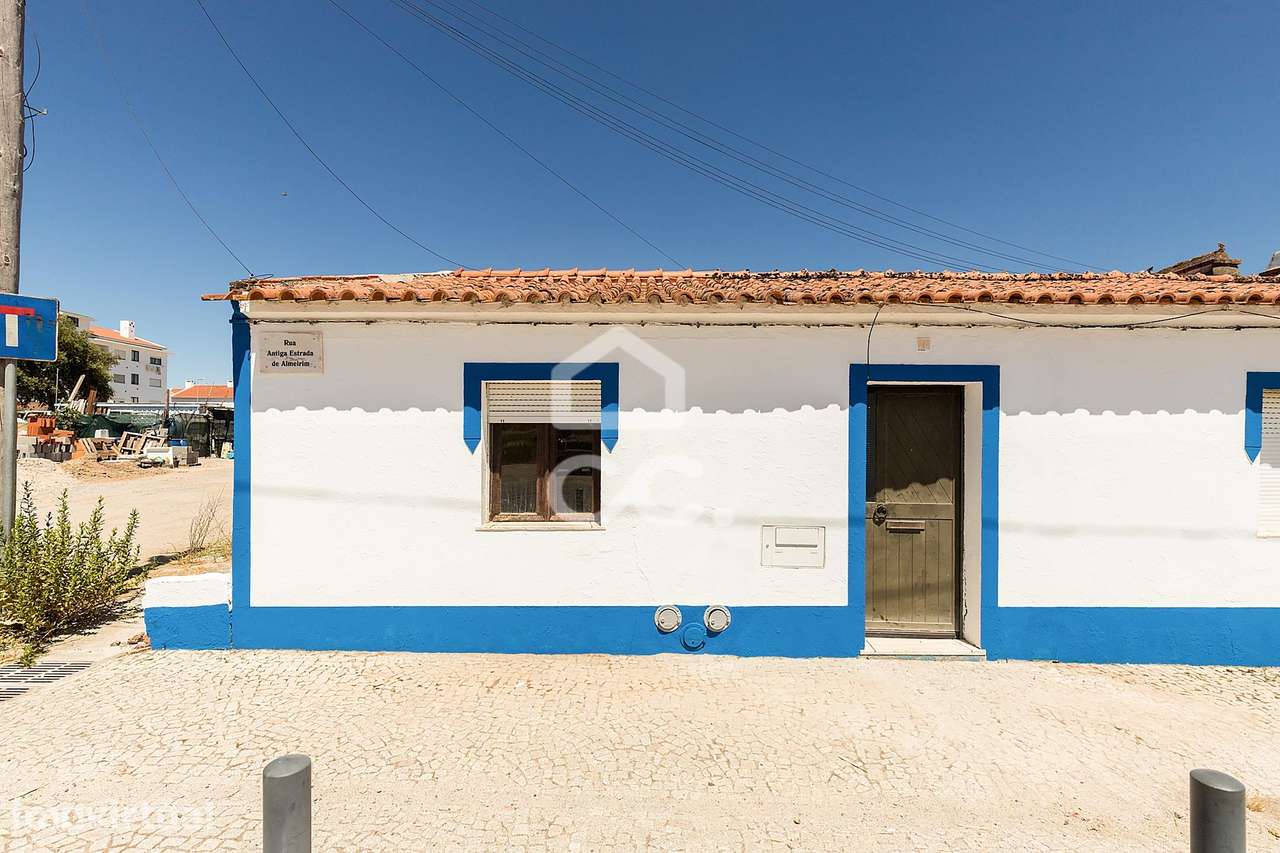 Moradia Térrea de Gaveto T2+1 com Quintal e Garagem | Bairro de Almeir - Grande imagem: 3/54
