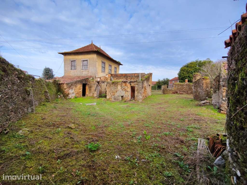 Quintinha com casa centenária para recuperar - Grande imagem: 2/17