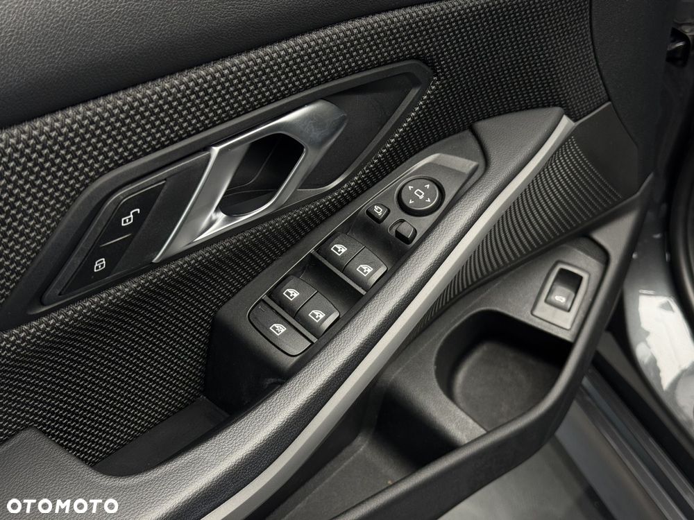 BMW Seria 3 318i - 23