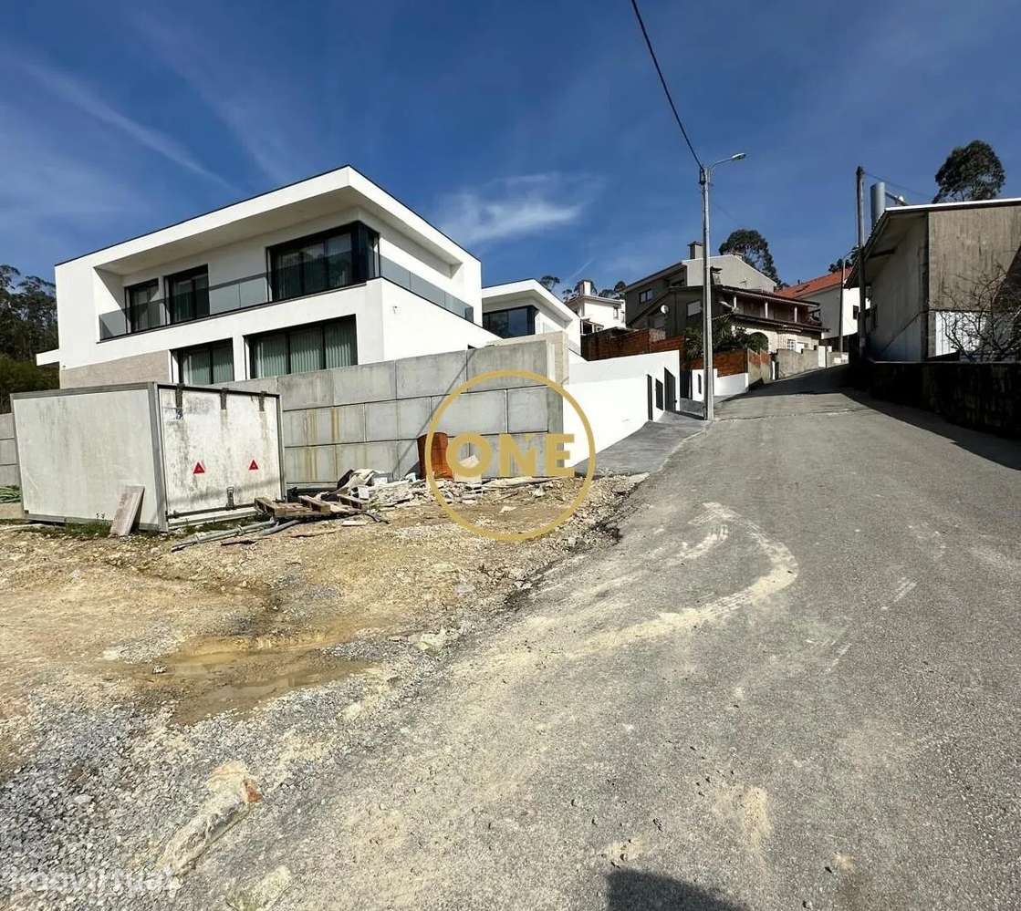 Terreno com projeto aprovado para construção de 2 Moradias - Grande imagem: 3/25