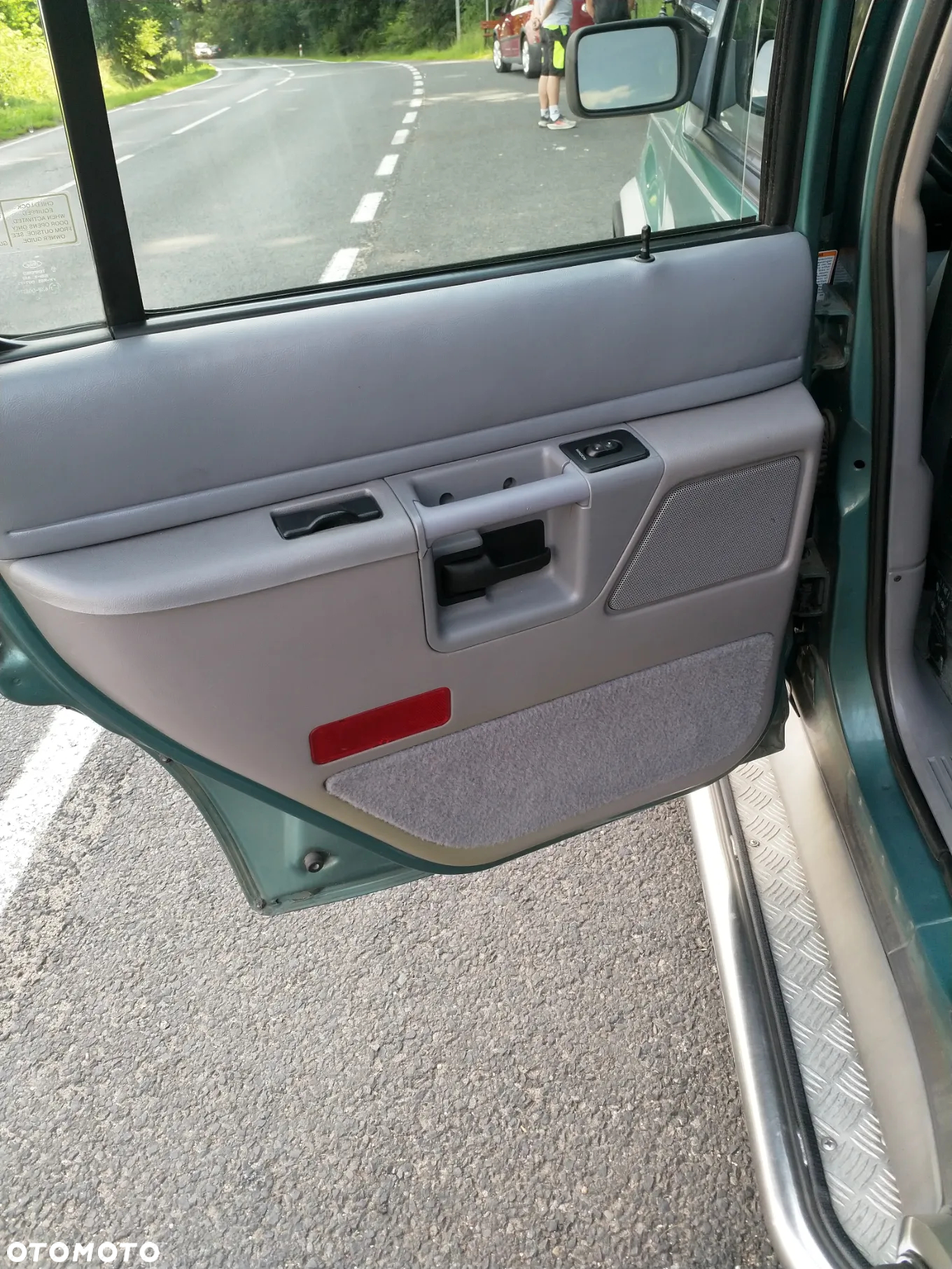 Ford Explorer Standard - 10