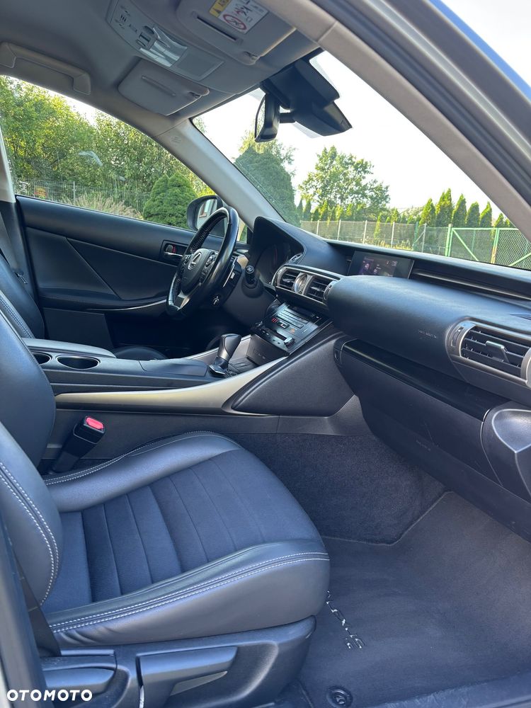 Lexus IS 300h Prestige - 35