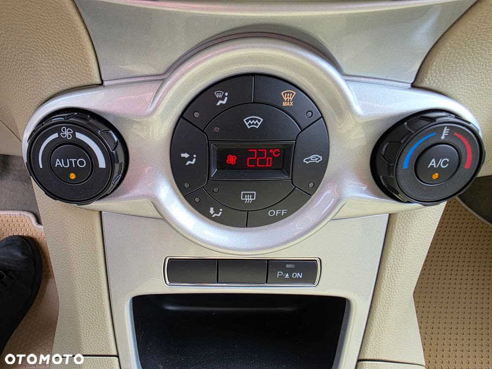 Ford Fiesta 1.4 Ghia - 22