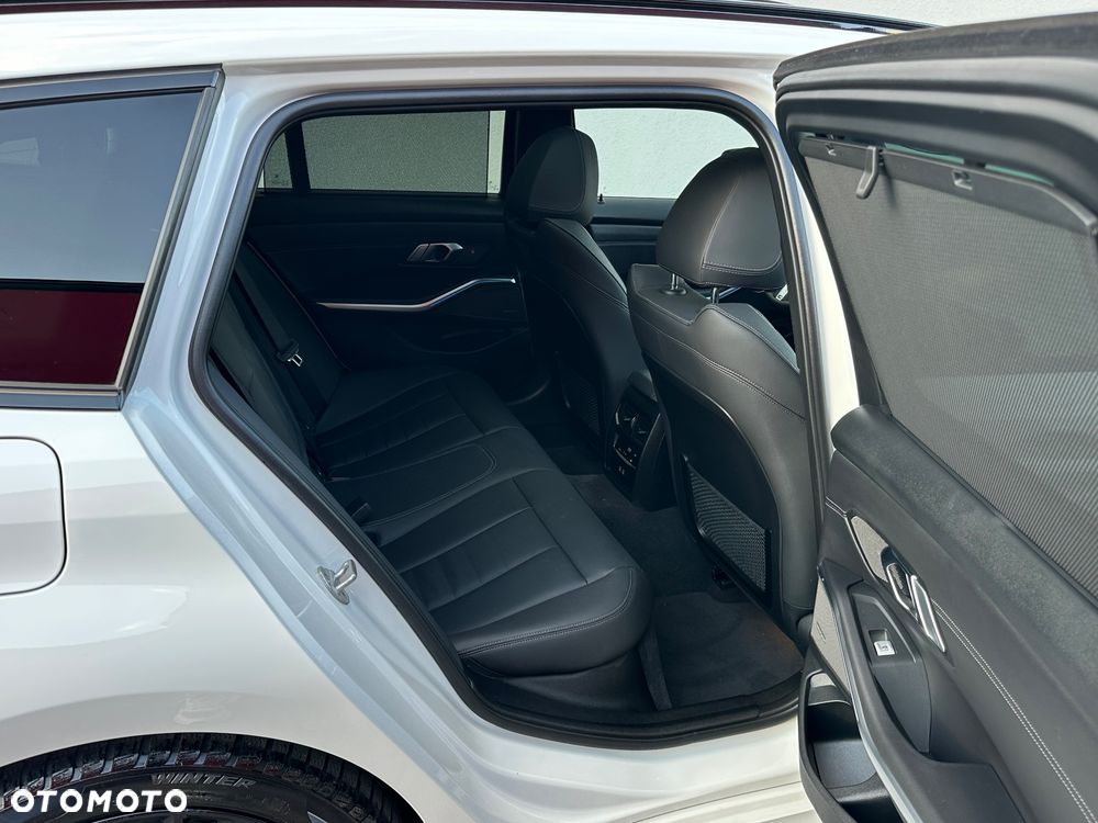 BMW Seria 3 320d xDrive M Sport - 23