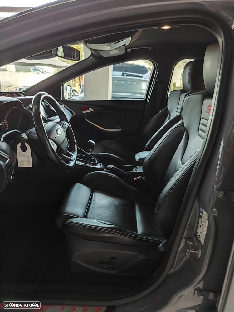 Ford Focus 2.0 EcoBoost ST c/ Pack Pele Desportiva - 14