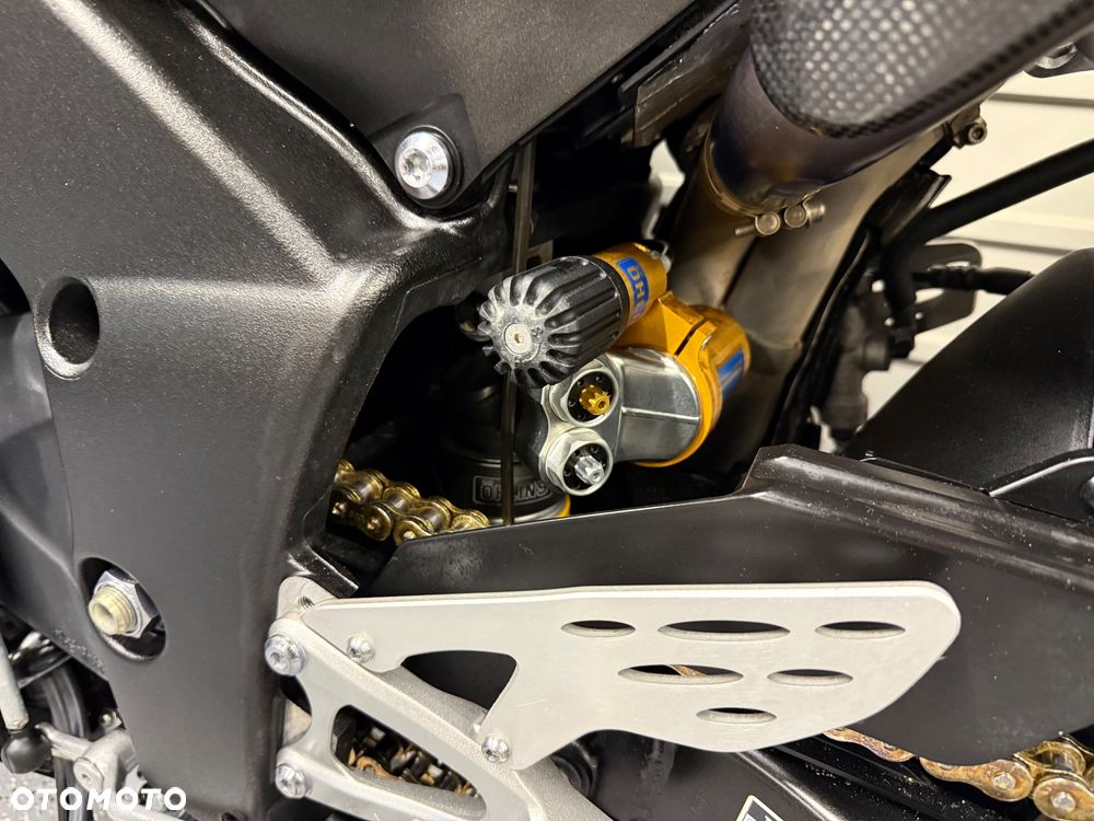Yamaha R1 - 24