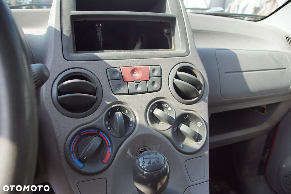Auto na części - Fiat Panda II 1.1 54 KM 187A1000 C514 2004R Silnik Skrzynia Drzwi Szyba Lusterko Błotnik Maska Klapa Deska Kokpit Sterownik Moduł Czujnik Licznik Kierownica - 13
