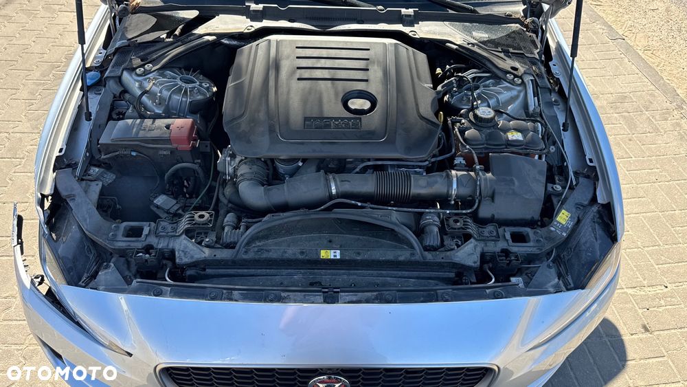 Jaguar XE 2.0 D Prestige - 34