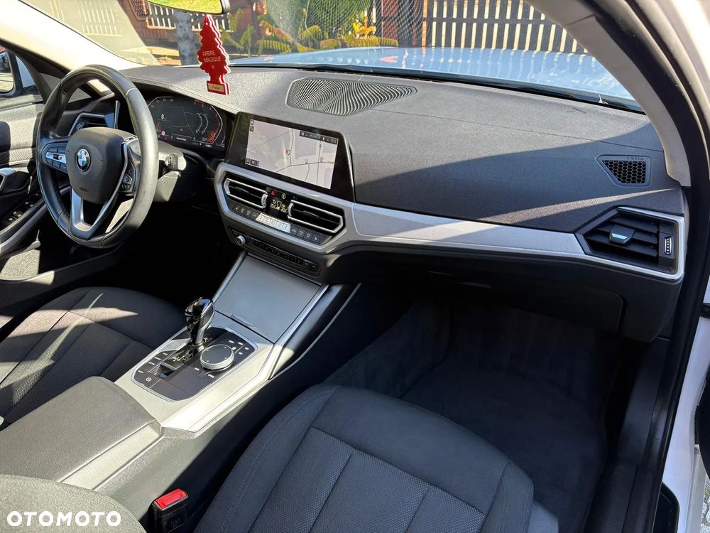 BMW Seria 3 318d Touring Sport Line - 23