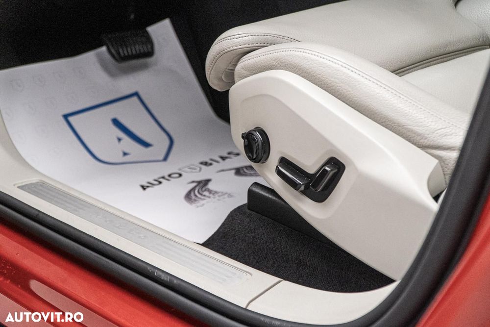 Volvo XC 60 B4 MHEV AT8 AWD Momentum Pro - 31