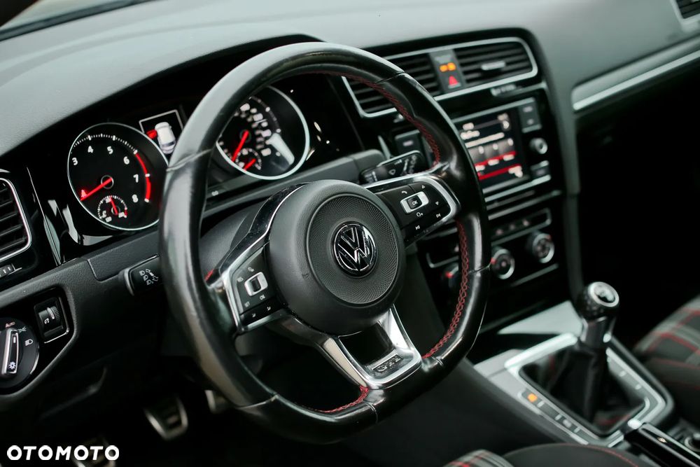 Volkswagen Golf - 24
