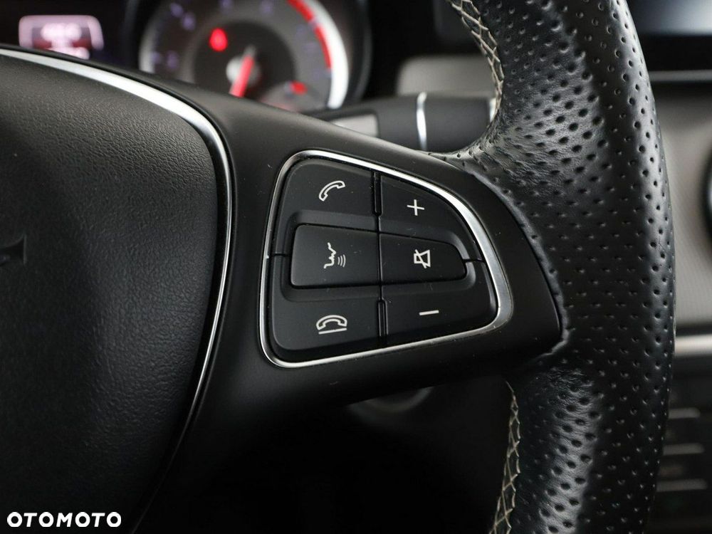 Mercedes-Benz CLA 200 7G-DCT Urban - 29