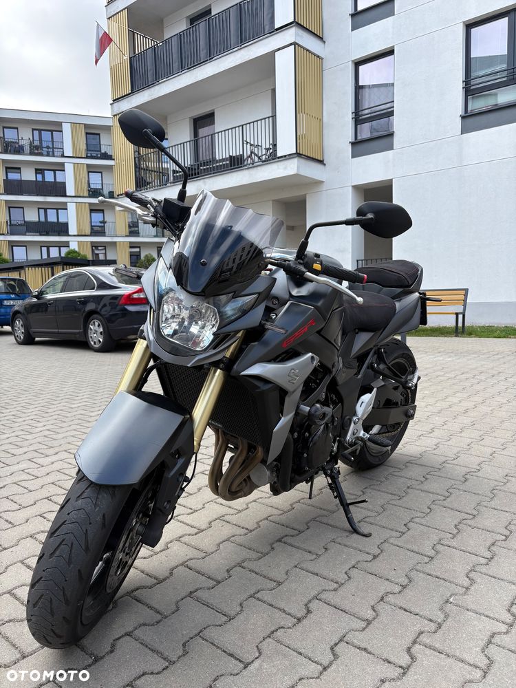 Suzuki GSR - 4