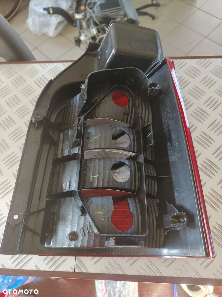 VW T5 LAMPA tył lewa drzwi EUROPA - 2