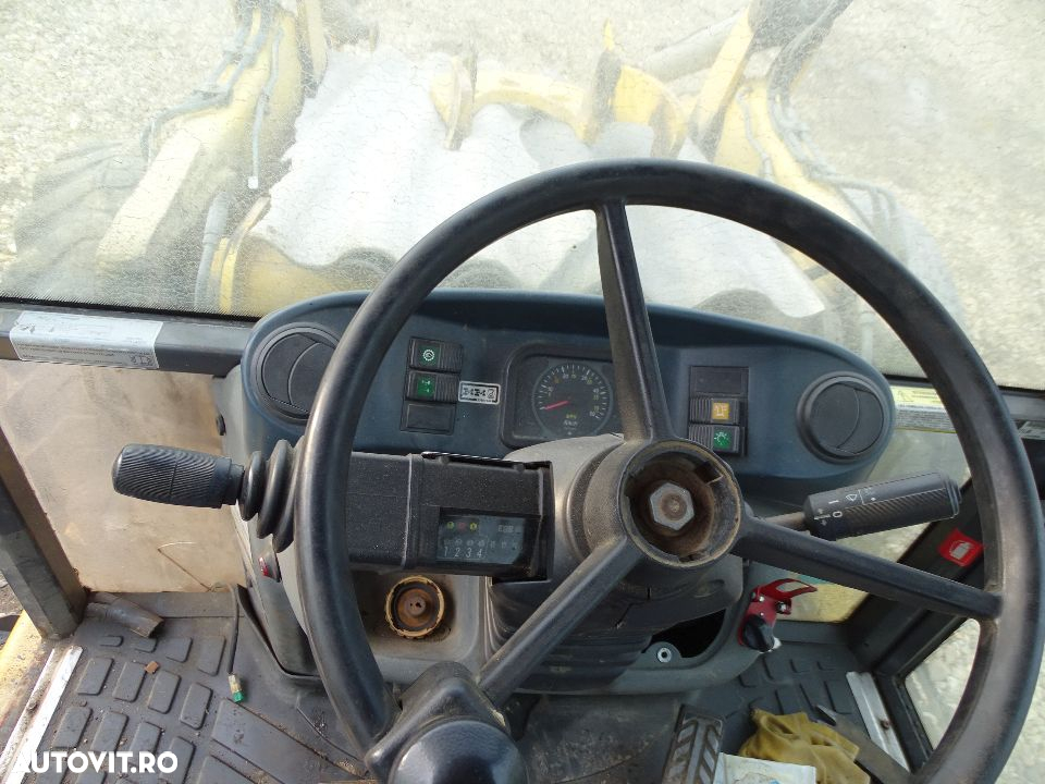 Dezmembrez buldoexcavator New Holland LB 110-115 , din  2007 - 5