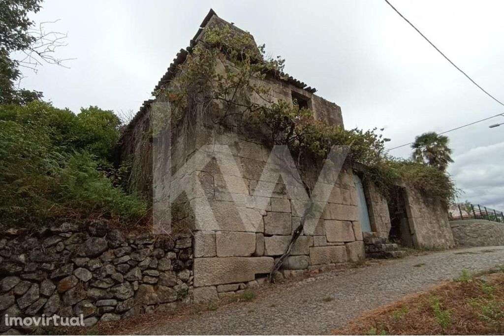 Moradia de grandes áreas, em granito, para restaurar, em Carvalhais, S - Grande imagem: 2/14