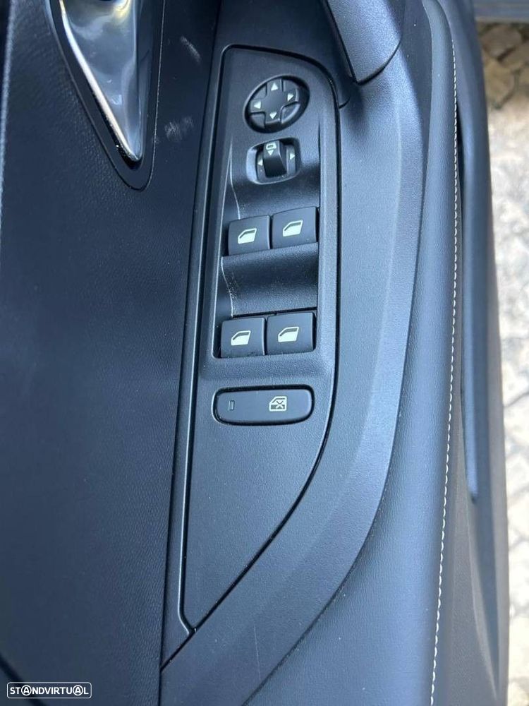 Peugeot e-2008 54 kWh Allure - 11