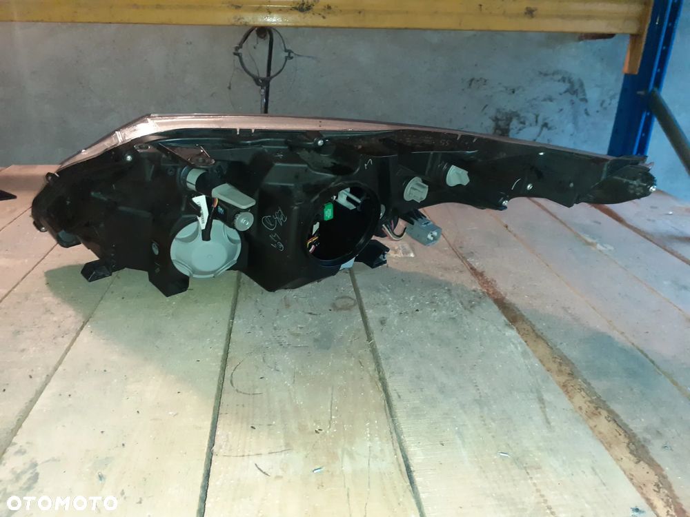 Toyota Avensis T27 Lampa Przednia Prawa - 2