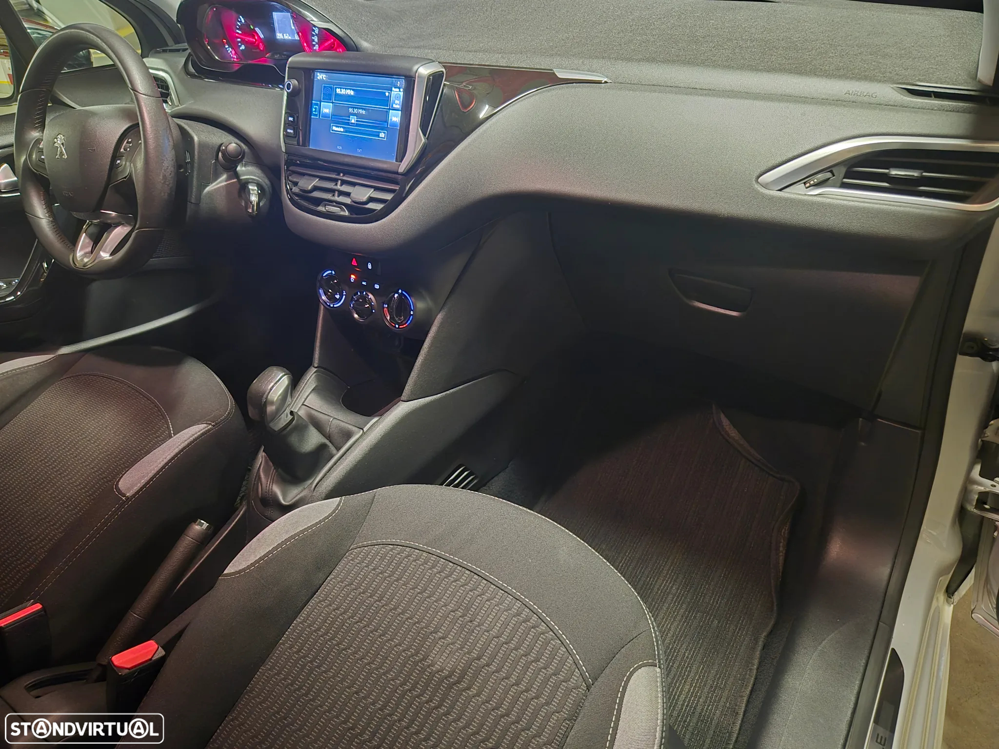 Peugeot 208 1.4 HDi SE Style - 33