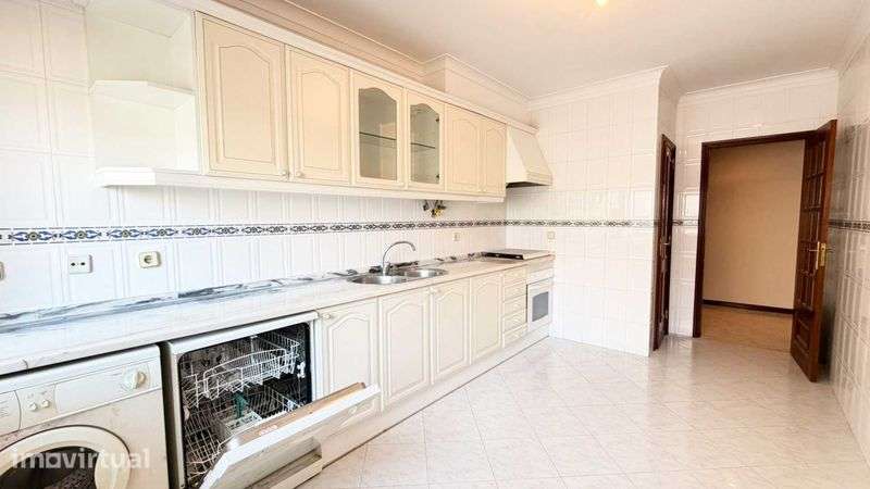 Apartamento T2 com Parqueamento | Mem Martins - Grande imagem: 3/12