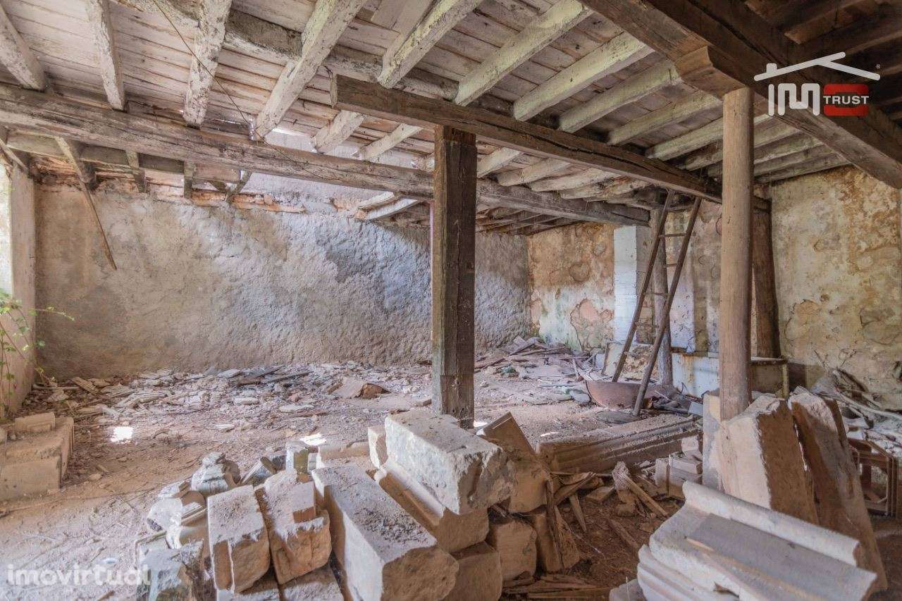 Edifício para restauro em frente á estação de Fátima - Grande imagem: 4/31