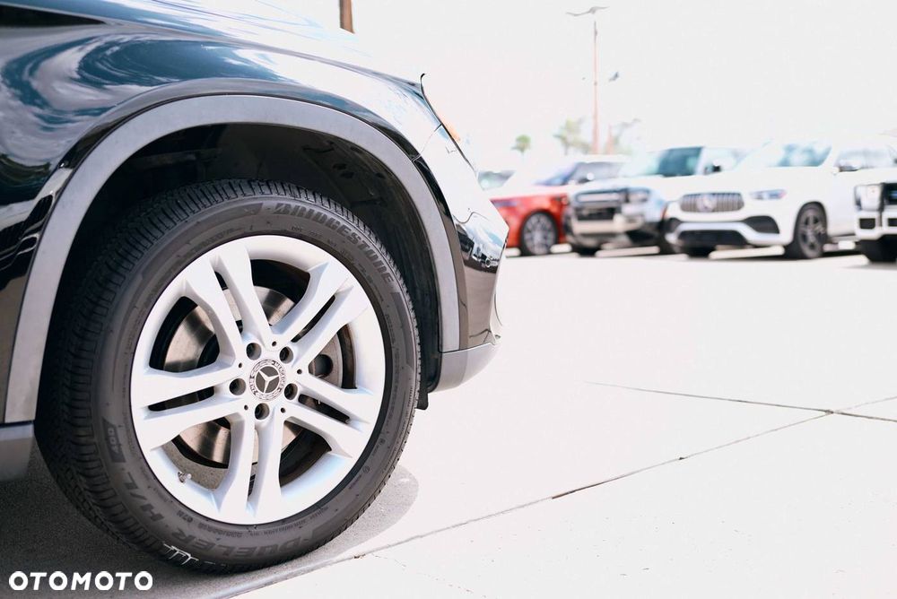 Mercedes-Benz GLA - 13